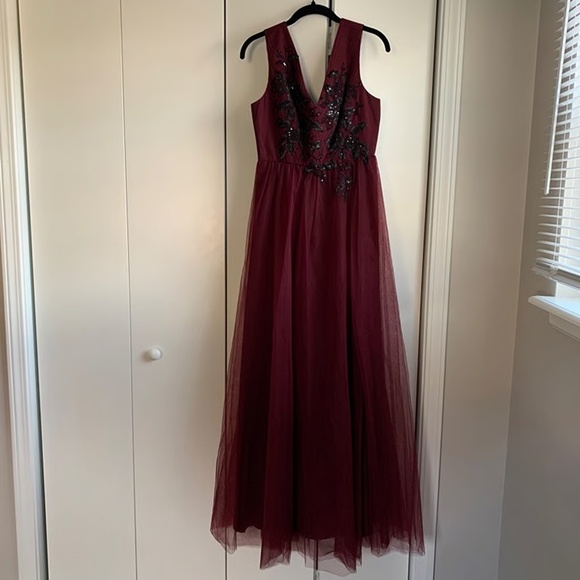 bcbg maxazria Donna Appliqué Sleeveless Evening Gown in Windsor Wine Size 4, NWT - Picture 2 of 10